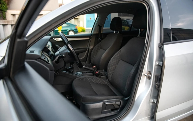 Skoda Octavia cena 39999 przebieg: 200000, rok produkcji 2018 z Płock małe 277
